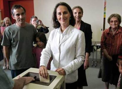 Ségolène Royal deposita su voto en Melle, al suroeste de Francia.