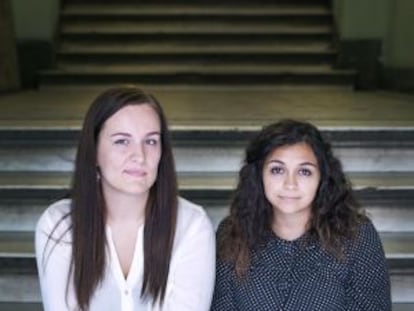 Las documentalistas Tinne Van Loon y Colette Ghunim sentadas en la escalera de su casa