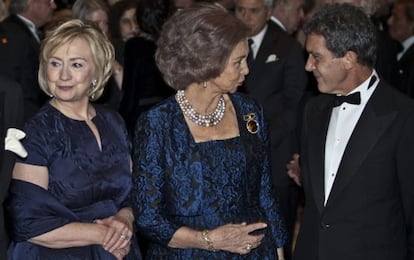 Clinton, la Reina Sof&iacute;a y Banderas, este martes en Nueva York.