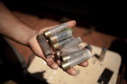 Un hombre muestra los cartuchos de escopeta usados por la Policía en Guahory (Paraguay) durante el desalojo de campesinos.