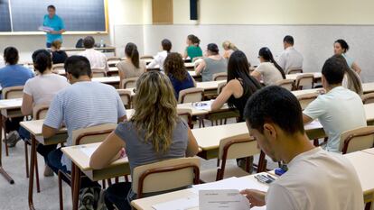 Jóvenes aspirantes en una prueba para el puesto de maestro en España.