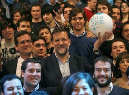 Mariano Rajoy, junto a Antonio Basagoiti (a su derecha), ayer en San Sebastián.