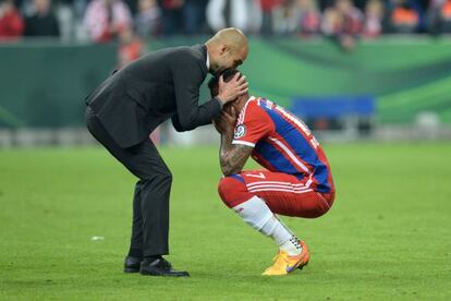 Guardiola consola a Boateng, tras perder contra el Dortmund.