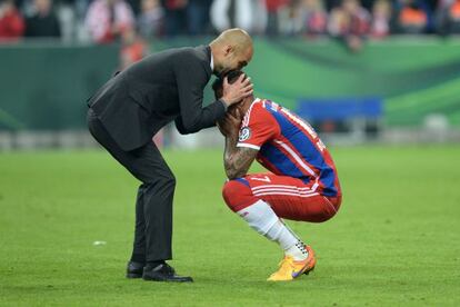 Guardiola consola a Boateng, tras perder contra el Dortmund. 