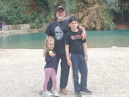 Francisco, desaparecido en la dana, junto a sus nietos, en una foto cedida por la familia.