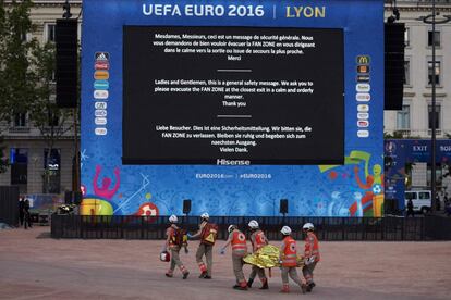 Los trabajadores de emergencias participan en un ejercicio simulado como parte de las medidas de seguridad para el próximo Campeonato de fútbol de la Euro 2016, en Lyon.