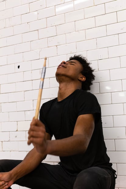 A sus 19 años, Jeremiah anima el transbordo en Times Square con tres cubos de pintura y unas baquetas. La MTA hace 'casting' para asegurarse un mínimo de calidad musical en las zonas más transitadas de la red de metro.