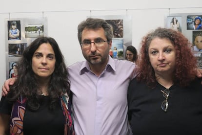 Analía Kalinec (izq), Pablo Verna y Lorna Milena, este martes en Buenos Aires.