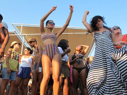 Fiesta en Rockaway Beach, la playa a la que cantaron The Ramones.