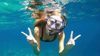 Una mujer haciendo snorkel.