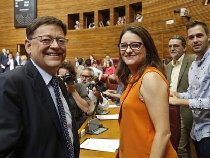 M&ograve;nica Torres, portavoz de Comprom&iacute;s, con Puig al inicio del debate de investidura. 