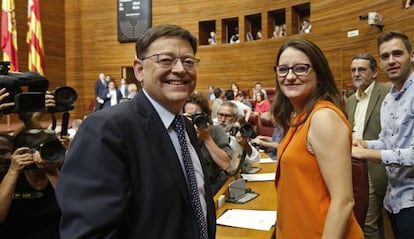 M&ograve;nica Torres, portavoz de Comprom&iacute;s, con Puig al inicio del debate de investidura. 