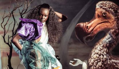 La modelo Duckie Thot en una de la imágenes del Calendario Pirelli 2018.