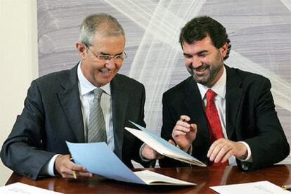Pérez Touriño y Quintana firman el programa de gobierno en una sala del Centro Gallego de Arte Contemporáneo.