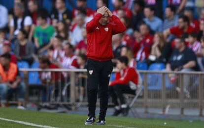 Sampaoli se lamenta en la banda del Vicente Calderón.