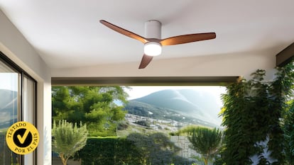 Artículo de EL PAÍS Escaparate que compara los mejores modelos de ventiladores de techo con luz del mercado.
