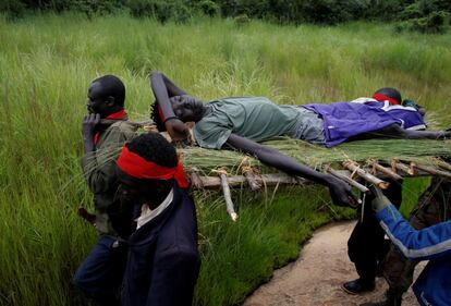 Rebeldes del SPLA-IO trasladan a un herido tras un asalto a soldados del Ejército de Liberación del Pueblo de Sudán en la carretera entre Kaya y Yondu (Sudán del Sur), el 26 de agosto de 2017.