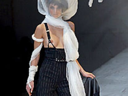 Una de las creaciones de Jean Paul Gaultier, vistas ayer en París.