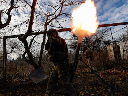 Un soldado ucranio disparaba fuego de mortero contra las tropas rusas en el frente de Avdiivka, en Donetsk, el miércoles.