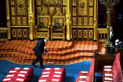 Un hombre pasa la aspiradora en el Palacio de Westminster, Londres, antes de la llegada de la Reina.