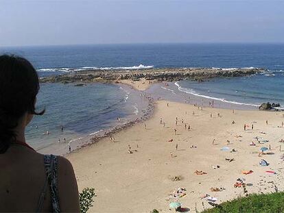 La playa de Amio, en la costa de Cantabria, muy cerca de Pechón, con la gran roca de fondo denominada El Castril, que se convierte en isla con la marea alta.