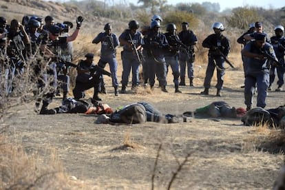 La polic&iacute;a sudafricana dispara contra los manifestantes el pasado 16 de agosto. 