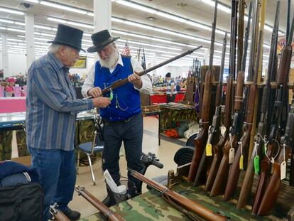 Eldon Leasure (d) se gana la vida con la venta de armas de fuego.