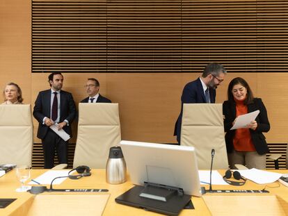 El presidente de la Comisión de Justicia, Francisco Lucas Ayala (segundo por la derecha), durante la Comisión de Justicia, este martes en el Congreso de los Diputados.