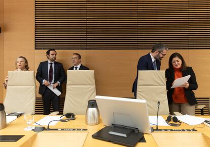 El presidente de la Comisión de Justicia, Francisco Lucas Ayala (segundo por la derecha), durante la Comisión de Justicia, este martes en el Congreso de los Diputados.