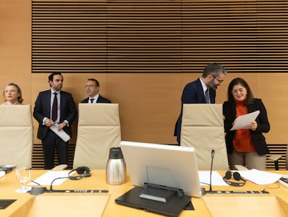 El presidente de la Comisión de Justicia, Francisco Lucas Ayala (segundo por la derecha), durante la Comisión de Justicia, este martes en el Congreso de los Diputados.