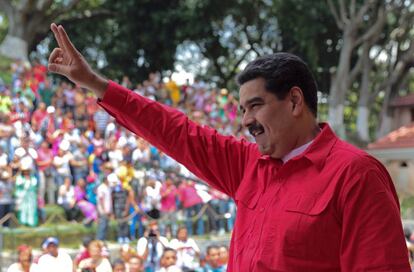 Nicolás Maduro saluda a sus seguidores en Palacio presidencial de Miraflores en Caracas.