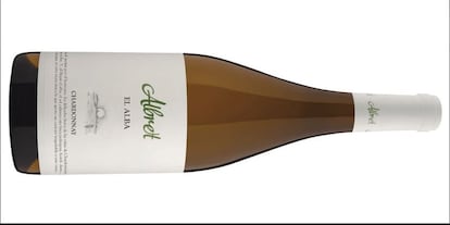 Blanco navarro. Albret El Alba Chardonnay 2019, reconocido como el mejor vino blanco con madera 2020 de la DO de Navarra, es fruto de una vendimia hecha a mano por la noche, con el fin de evitar oxidaciones indeseadas que pudieran causar las altas temperaturas durante el día. Una segunda selección de las bayas se produce en la mesa vibratoria tras el despalillado, antes de que las uvas pasen a la fermentación alcohólica. A la maloláctica le sigue una crianza en barrica para dotar de mayor complejidad y untuosidad al vino, sin enmascarar el carácter frutal. Precio: 12 euros.