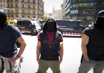 Policías de civil, dentro del dispositivo de seguridad. Unos 8.000 agentes han sido desplegados en Barcelona para evitar incidentes en la reunión del BCE. En la imagen, agentes vigilan la manifestación estudiantil.