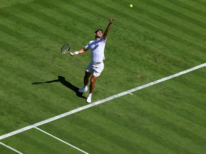 Alcaraz sirve durante un entrenamiento de esta semana en el All England Tennis Club.