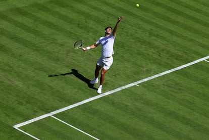 Alcaraz sirve durante un entrenamiento de esta semana en el All England Tennis Club.