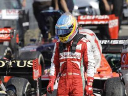 Fernando Alonso observa el estado de los neumáticos tras concluir la conclusión del GP de Hungría