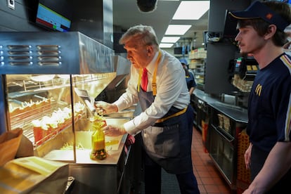 El, por entonces expresidente Donald Trump, candidato presidencial republicano, sirve patatas fritas en la cocina durante una visita a un restaurante McDonalds en Feasterville-Trevose, Pensilvania, el domingo 20 de octubre de 2024.