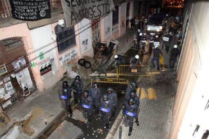 Agentes de los Mossos d&#39;Esquadra y de la Guardia Urbana durante el desalojo de<b><i> La Fera</b></i> en Gràcia.