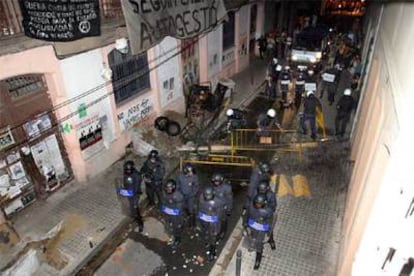 Agentes de los Mossos d'Esquadra y de la Guardia Urbana durante el desalojo de<b><i> La Fera</b></i> en Gràcia.