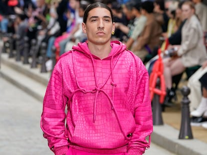 El futbolista Hector Bellerín debutando como modelo para Louis Vuitton.