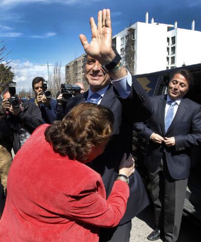 Camps, a su llegada, ayer, al centro de Benicalap, en furgoneta en vez de su coche oficial.