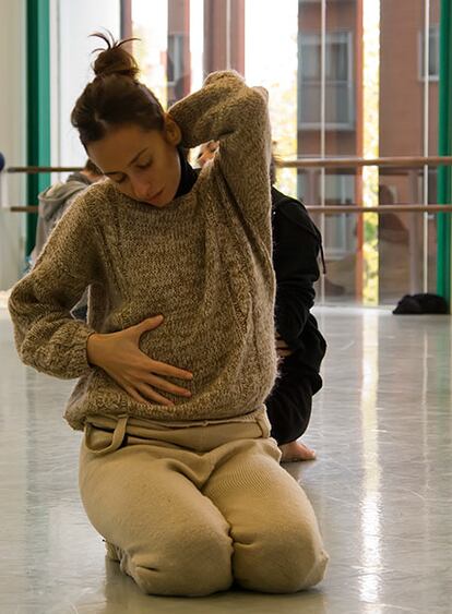 Leyre Castresana en un momento de <i>Burka</i>. En las coreografías de Lao se combinan las mujeres sensuales, muy femeninas, sobre todo cuando llevan zapatillas de punta, con las mujeres fuertes y duras. "No quiero que bailen igual que los chicos, porque su cuerpo es diferente, pero sí me gusta que demuestren su fuerza".