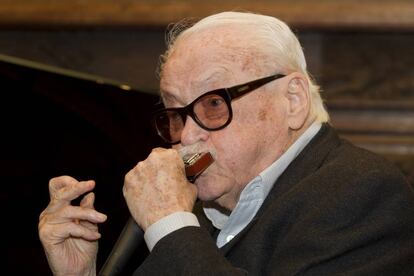 Toots Thielemans toca la arm&oacute;nica en un concierto de febrero de 2012 en B&eacute;lgica. 