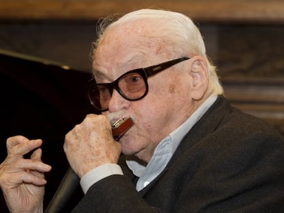 Toots Thielemans toca la arm&oacute;nica en un concierto de febrero de 2012 en B&eacute;lgica. 