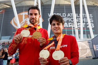 Álvaro Martín y María Pérez posan con las medallas de oro conseguidas en los 20 y 35 kilómetros marcha, este jueves durante los Mundiales de atletismo que se disputan en Budapest.
