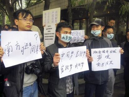 Manifestantes piden libertad de expresión en Cantón, el 8 de enero.