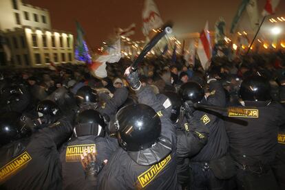 Manifestantes de la oposición bielorrusa protestan contra el fraude electoral en el centro de Minsk.