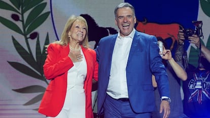 Yamand Orsi y Carolina Cosse, del Frente Amplio, celebran la victoria electoral en Montevideo.