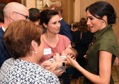 Meghan charla con la cantautora australiana Missy Higgins, que lleva en brazos a su bebé de 9 semanas.