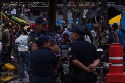 Guardas civis diante da cracol&acirc;ndia no centro de S&atilde;o Paulo.